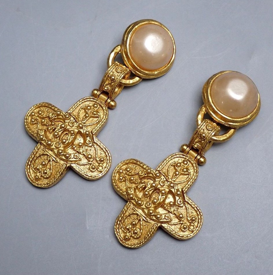 CHANEL/シャネル フェイクパール×クロス イヤリング