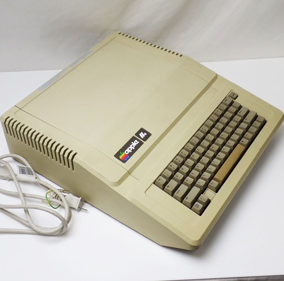 Apple/アップル IIe コンピュータ A2S2064/電源ケーブル付き/通電OK/ヴィンテージ